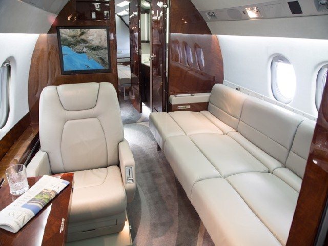 N28DC cabin, club seat and the berthing divan
